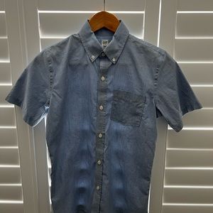 GapKids size XL/12 Boys shirt sleeve button down shirt.